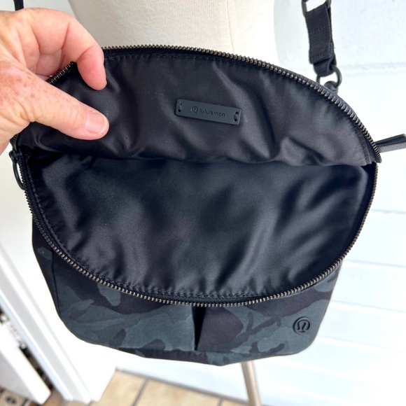 LULULEMON All Night Festival Bag in Jacquard Camo Obsidian/Black - Picture 8 of 16